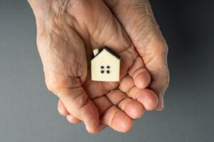 唯一房产过户给儿子后，老父亲竟流落街头…律师：即使是亲生子女，也不要挑战人性