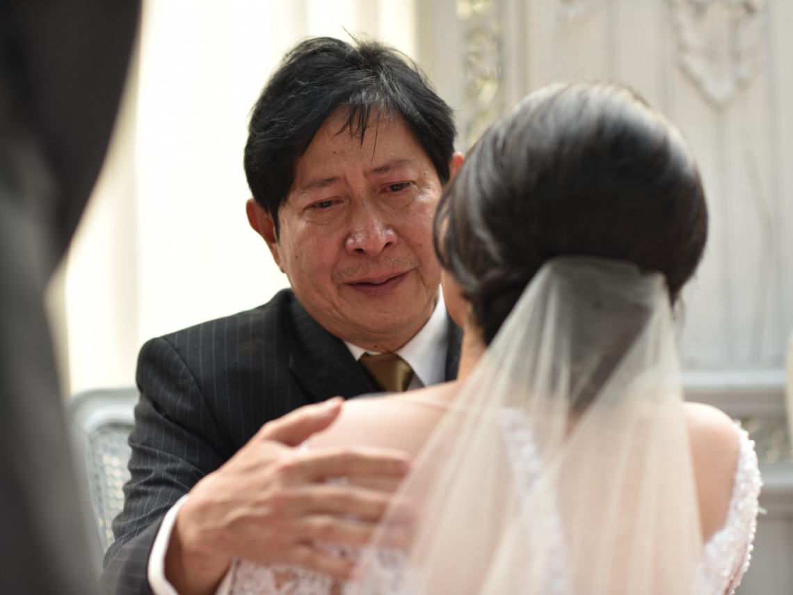 才披婚纱走上红毯,新婚女儿被逼签遗产抛弃继承…收爸爸百万红包顿悟:我要的是爱不是钱 – 大保社