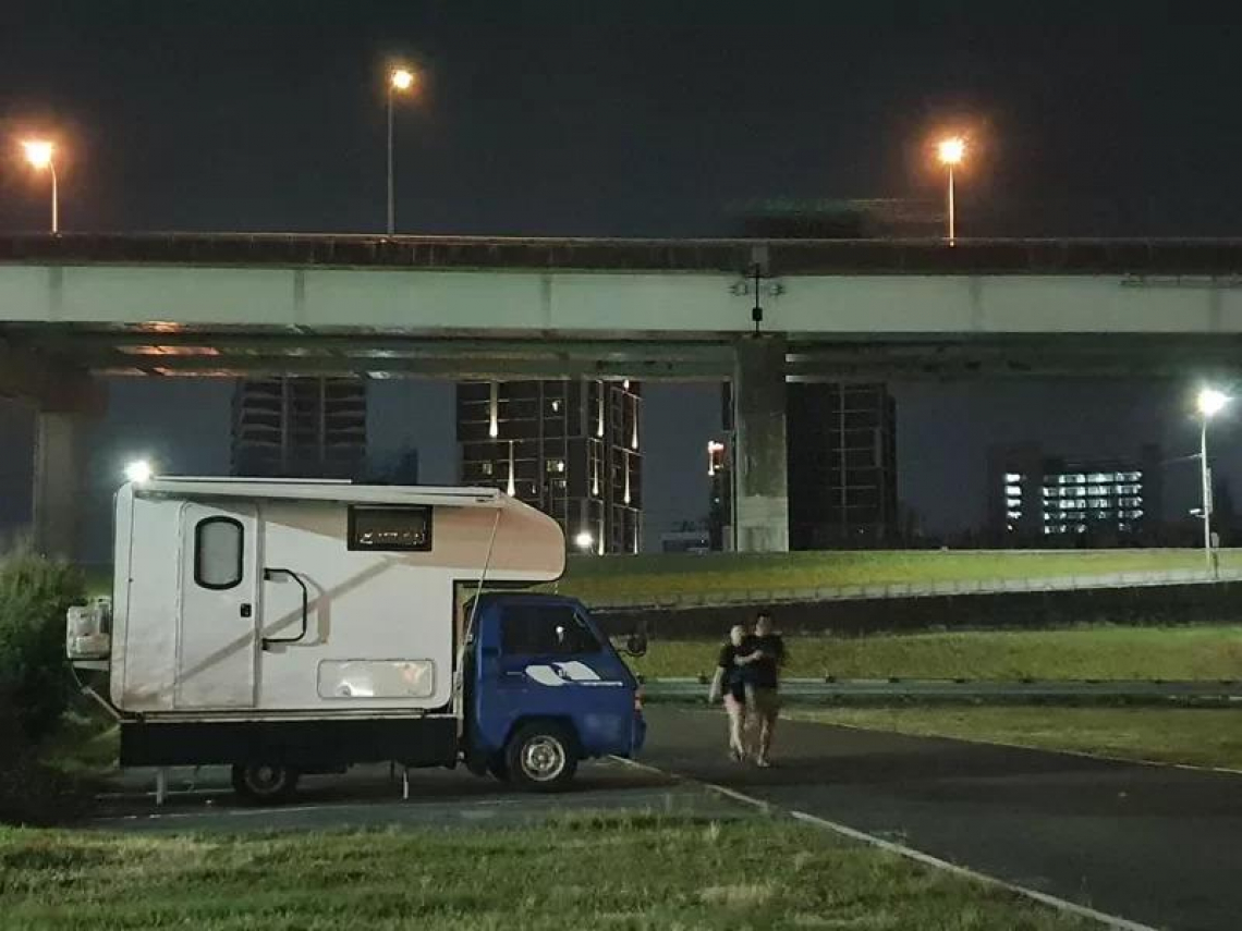 “小时会念书，长大睡路边！”台大电机硕士2原因愿当车屋族：不是买不起，房子贵又没价值 – 大保社