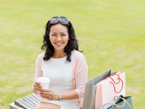 60岁美魔女穿热裤错了？黄越绥劝“做适合年龄的事”掀论战…造型师：50后自信穿搭就美丽 – 大保社