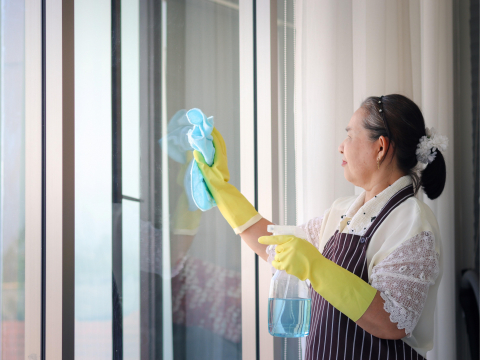 为一口饭忍耐！博客来清洁阿姨做20年，劳健保、退休金都呒…不识字的她靠这群“孩子”让大企业认错 – 大保社