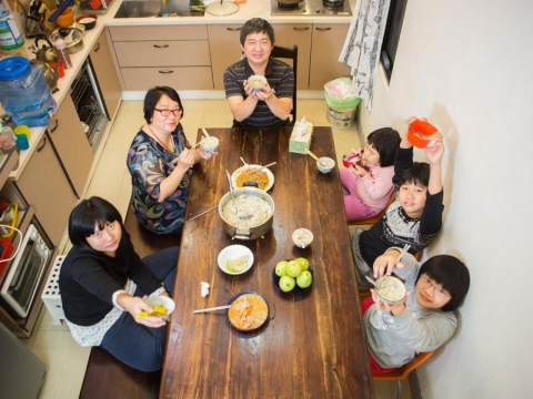 “月薪五万养九口”还能买房买车,退休后月领7万!他这样做到的 – 大保社