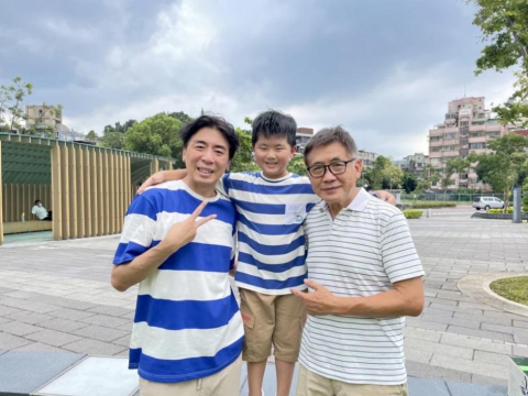 74岁梁修身念政大EMBA、柬埔寨义诊、取得街头艺人证照，今年学英文！他笑：从没说过退休二个字 – 大保社