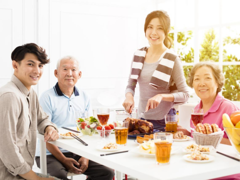 没开口儿子就回嘴、女儿说“电视才是我妈妈”！吃顿好菜拉近亲子关系，餐桌上感受简单幸福 – 大保社