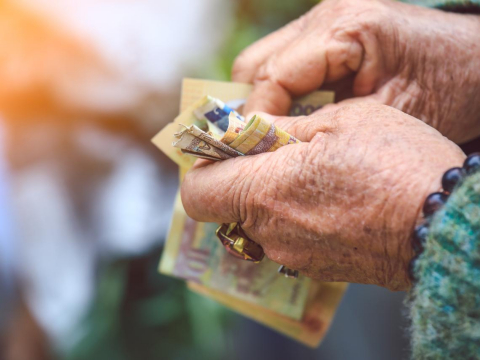 妈妈卖车、抵押房，连退休金都给嗜赌舅舅还债…面对“亲人考验”，她用5秘诀守护财务界线 – 大保社