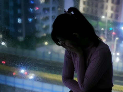 她舍200万高薪回家照顾生病父母，双亲辞世却被亲弟抢房赶人…越亲近的人总伤你越深 – 大保社