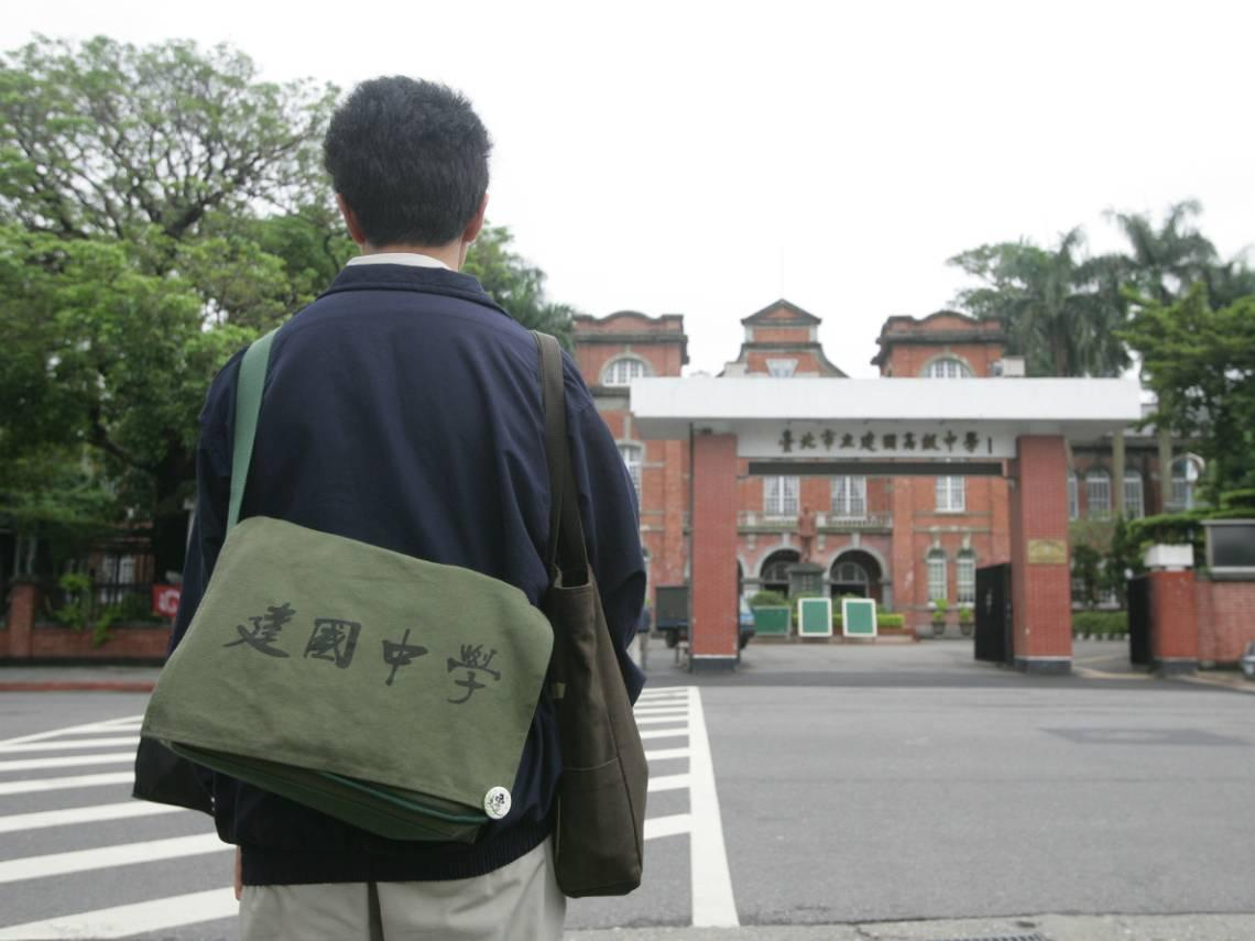 建中学霸不填医学系，寡母竟“死谏”！资优生妥协泣诉：跟妈妈的命比，什么都不重要了 – 大保社