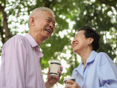 每天牵手散步，结婚60年不烦腻…一对退休警察夫妻的故事：为什么男人年纪越大，越离不开老婆 – 大保社