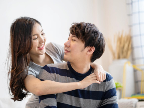 与同事游走暧昧边缘，回家后对妻子送礼、卡片任她刷！他抵消心中罪恶献殷勤：多年来你辛苦了 – 大保社