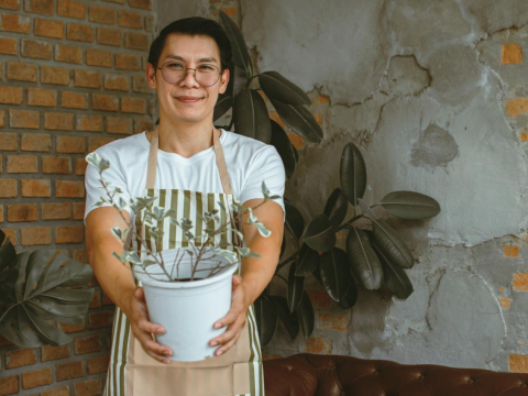 哥哥备受父亲关爱栽培，弟弟常惹祸从不被抱期待！哥哥年近中年仍未婚：自己竟“混得比弟弟差” – 大保社