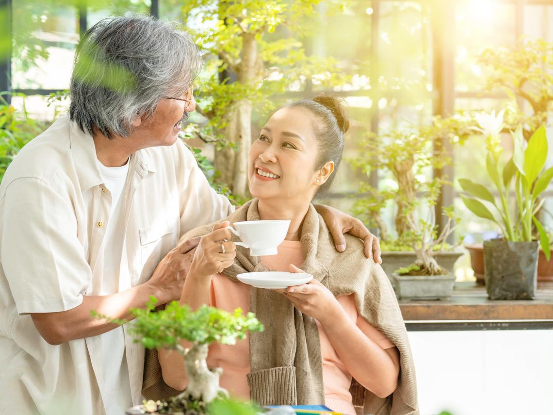 婚姻和家庭，本来就是一种互助关系！50后和伴侣在危难时互相帮助，才是亲密关系的本质 – 大保社