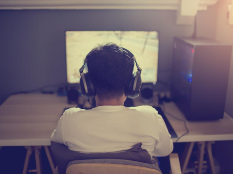 母忧“24岁儿拿考地勤当借口、每天打电动不工作…”开导他是社会的事，父母责任是把他赶出去 – 大保社