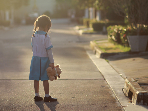 “是新爸爸把我们带大”，母离家、父癌逝留4孤儿…暖所长1句“说到做到”花千万扛学费：不后悔 – 大保社