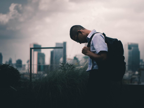 “高中生念什么夜间部！”被爸爸用烟灰缸砸到头破血流，孩子烧炭自杀：我是父母生命中的瑕疵品 – 大保社