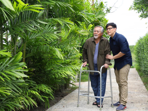 他高中毕业扛家计,爸妈卖地竟把钱全给弟弟!一场“分家”风波领悟:我既不是第一,也得不到爱得公平 – 大保社