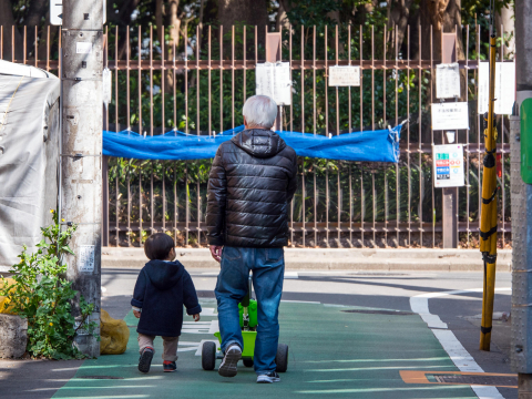 有影／看到他们就笑了…养老院聘“宝宝员工”来上班！85岁嬷“看孙玩到睡”感动：好怀念 – 大保社