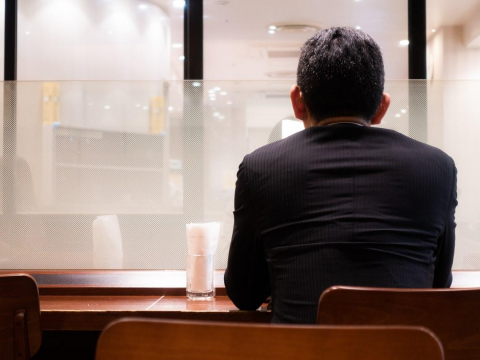 父亲赌博散尽家产败近亿元，嘴说“保证下次不会了”隔几天就来要钱…律师劝：别当无止尽孝子 – 大保社