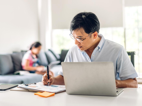 资优生2次考不上公职就放弃！54岁失业大叔为养家一次就考上：真正缺钱的人才不敢任性 – 大保社