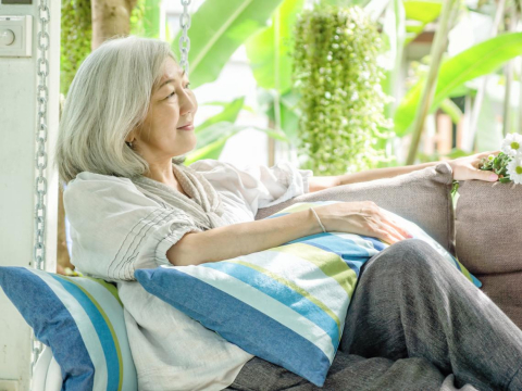 爸爸去世,守护妈妈的是自我赞美:它不是毫无意义漂亮话,是浇灌自己心灵,让阳光照进来 – 大保社