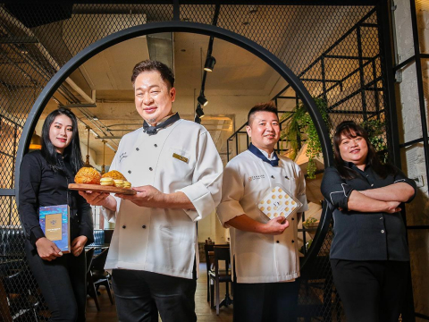 难忘母亲那个表情…他标会72万起家、拼到年营收12亿！55岁面包师傅力抗星巴克成“咖啡南霸天” – 大保社