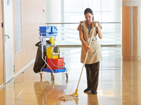 百万年薪工程师转做月薪2.8万清洁工：同事扣掉买药钱只多我1万，真的划算？ – 大保社