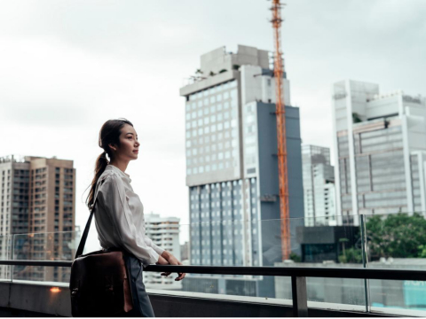 她升主管半年如活地狱边缘！旧同事骂伪善、新部属翻白眼…老好人升官的启示：别在职场上讨爱 – 大保社