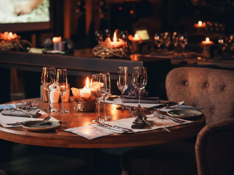 没有动力去赚钱时，就去最好的餐厅吃顿饭！2个例子启示：有时候穷，是因为你太省了 – 大保社