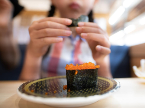 科技新贵带老婆孩子吃回转寿司“一盘60元太贵不准拿”！明明赚很多，总觉得不够用…金钱匮乏感3种解方 – 大保社