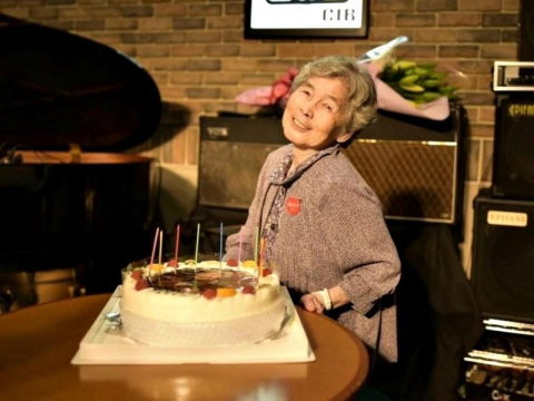 她当了40年家庭主妇，70后玩相机爆红！93岁奶奶“长辈图”笑翻31万人：活得比年轻人还酷 – 大保社