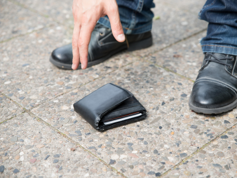 “这样谁敢帮助人？”好心捡皮夹送警局，失主1举动让他心寒：别再怪社会冷漠⋯律师教1招自保 – 大保社