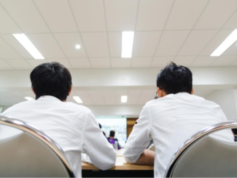 45岁后一个当副总、一个中年失业…高中同学会的启示：人生最大的贵人，不是别人是自己 – 大保社