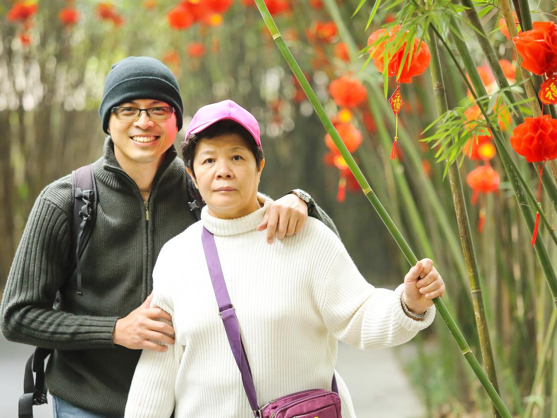 母亲孤独死，房里留下儿送的生日卡、母亲节礼物！他腼腆笑：真是的留这些垃圾也没用 – 大保社