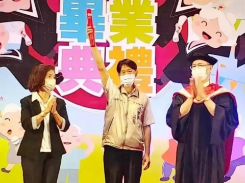 “阿嬷，我帮您领到毕业证书了！”70岁嬷圆大学梦，却在毕业典礼前离世…儿上书争取证书引泪海 – 大保社