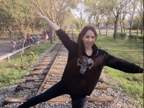 余苑绮大肠癌扩散手比“让她走”，余天随即崩溃痛哭！暖医：当患者只求解脱，流泪放手是最后的爱 – 大保社