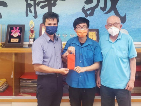 奖学金都花在照顾父亲医药费、丧葬后事，连口罩都没钱买！他考上6所国立大学：我知道我不能放弃 – 大保社