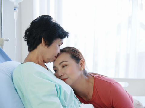 她放弃工作照护失智母5年,渐渐感到力不从心:离家外出的母亲“被车撞就好了” – 大保社