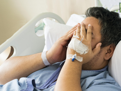 他爆肝拼“提早退休”，年薪破百万拥2房！43岁科技男1个人住院才领悟：高薪都是健康换来的 – 大保社