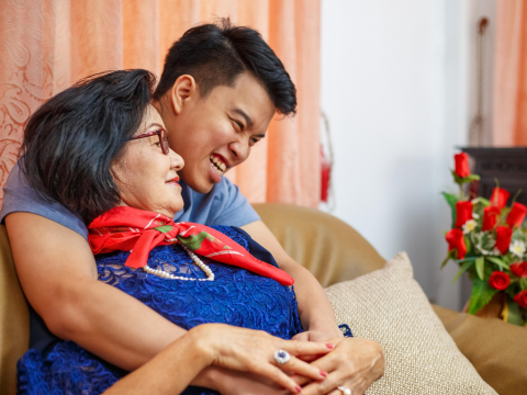 阿嬷守老家只盼金孙回,怎料媳妇病倒无人陪…他用这招远距尽孝:不让阿嬷白疼 – 大保社