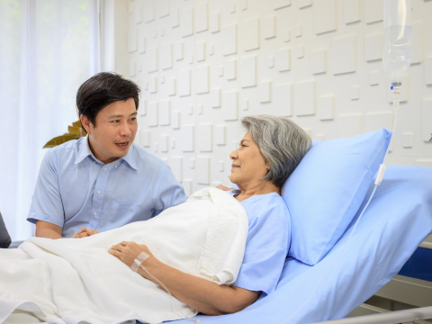 你再不试着下床，就没人要照顾你…妈妈哭了，下一秒他惊觉“复制父亲威吓”：人生最难题就是家人 – 大保社