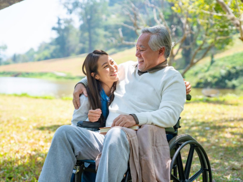 曾是爸爸的宝贝女儿，却因岳婿不合疏离20年…父突中风半边瘫，她哭倒床前泪崩：这次不能失去你 – 大保社