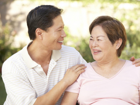 寡母罹巴金森氏症,独子亲顾却被“这件事”难倒!表达孝心让“专业”的来,别独自承担悲伤 – 大保社