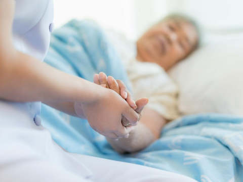 祖母好不容易等到安宁病房，亲友却大闹硬要转养老院…吴淡如：每个临终家庭剧总少不了“天外孝子” – 大保社