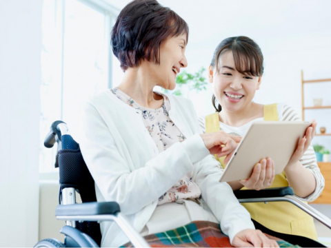 奶奶帕金森氏症又独居，拒外籍看护怎处理？她陪追剧找话题，照顾对味也对心“像多了个女儿” – 大保社