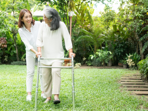 照顾行动不便长辈，顾得我好累…复健师：“顾得太好”反加速退化，掌握2技巧让照护变容易 – 大保社