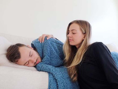 Omicron病程实录！百万网红莫彩曦夫妻爆确诊“拉肚子、呼吸困难”　美国CDC回应让他们“超傻眼” – 大保社