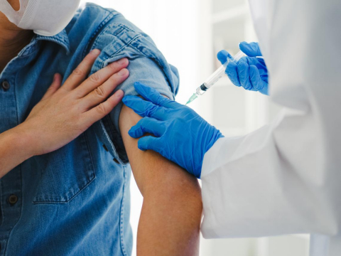 第四剂开打》打完新冠疫苗，全身冒出“痒疹”？医：这4种体质打疫苗易引发皮肤过敏 – 大保社