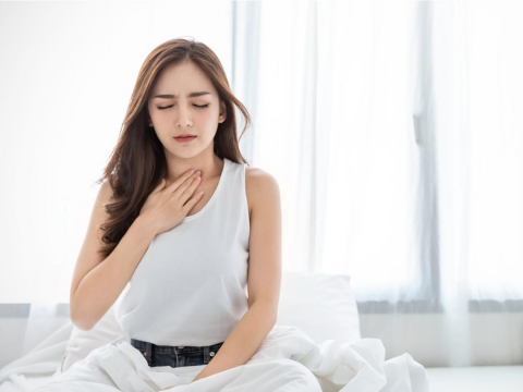 确诊喉咙剧痛“像被刀片割”…医推5种方法自救:多喝水、用盐水漱口,还可喝两种饮料缓解 – 大保社