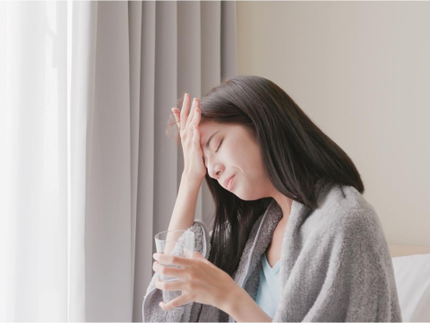 新冠肺炎确诊症状》发烧呼吸困难、头痛喉咙痛…Omicron疫情肆虐！10秒分辨轻中重症6症状快就医 – 大保社