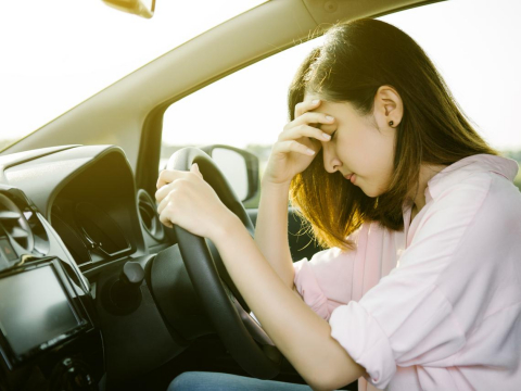 连假塞车久坐、上班族盯电脑，肩颈僵硬好酸痛？复健科医生教3招伸展操，10分钟轻松缓解 – 大保社