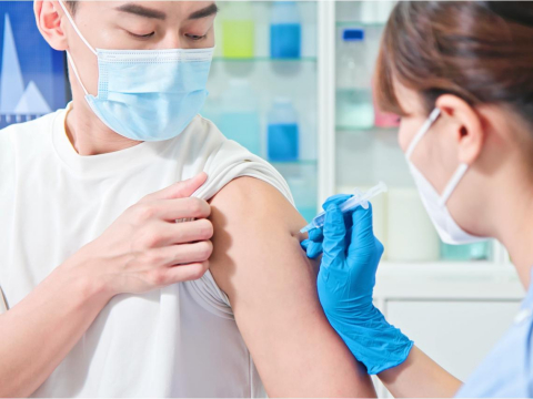 施打流感疫苗，较不会确诊新冠肺炎COVID-19！医师：50岁以上应记得施打 – 大保社